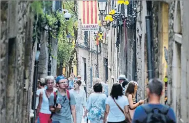  ?? PERE DURAN / NORD MEDIA ?? En el turístico Barri Vell proliferan los lazos amarillos