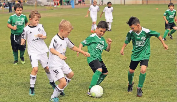  ?? FOTOS: GERD HERMANN ?? Bei den F-Junioren – hier die Partie des PSV Wesel II (grüne Trikots) gegen den VfL Rhede II – wurde wie bei den Bambini nach den Fairplay-Regeln gekickt.