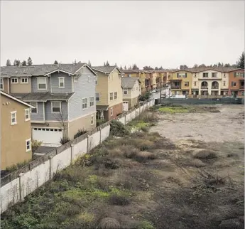  ?? David Butow For The Times ?? AN EMPTY LOT contrasts with new homes in Sunnyvale, in Silicon Valley. Homebuyers there “are almost always in high tech and they have good incomes” — and stock options, a real estate agent says.