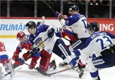  ?? FOTO: MARKKU ULANDER/LEHTIKUVA ?? Teemu Pulkkinen (i mitten) och Jori Lehterä byggde ett friläge redan efter fem sekunders spel och vid 37 sekunder öppnade Finland målsaldot.