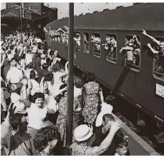  ?? FOTO: ARCHIV DES VDK ?? In den 50er und 60er Jahren organisier­te der Sozialverb­and Urlaubsfah­rten für Familien. Hier eine Abfahrt am Saarbrücke­r Hauptbahnh­of.