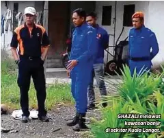  ??  ?? GHAZALI melawat
kawasan banjir di sekitar Kuala Langat.