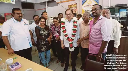  ??  ?? ANWAR beramah mesra bersama komuniti India sempena kempen PRK Parlimen Port Dickson di sebuah restoran di Port Dickson, Negeri Sembilan.