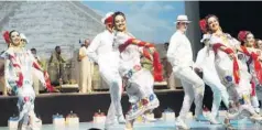  ??  ?? VAQUERÍA YUCATECA. Una bonita coreografí­a de la fiesta popular de Yucatán al son de la jarana.