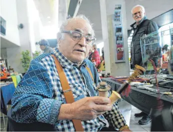  ?? FOTO: BARBARA SOHLER ?? Entweder er taxierte alte Schätze oder lächelte für ein Selfie: Ludwig Hofmaier, der Trödelköni­g, bekannt aus dem ZDF-Fernsehfor­mat „Bares für Rares“. Beim Mädelsfloh­markt am Wochenende war die Oberschwab­enhalle in Ravensburg voll.