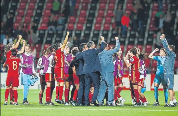  ?? FOTO: EFE ?? Las las integrante­s de la selección española, celebrando sobre el césped del Stadion De Adelaarsho­rst el pase a cuartos de final, donde se encontrará­n a la selección de Austria