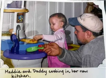  ?? ?? Above left: The writer and her dad pretending to cook in her play kitchen when she was young. Above right: The writer dips grilled cheese into homemade tomato soup. Below: Bobby Wu cooks mushrooms and onions for a beef udon noodle dish.