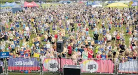  ?? PHOTO / WARREN BUCKLAND ?? The children gather to warm up for the TRYathlon.