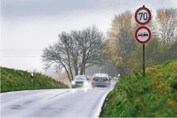  ?? RP-FOTO: ACHIM BLAZY ?? Ist hier noch Platz für einen kombiniert­en Radweg zwischen Homberg und Metzkausen? Der Landesbetr­ieb betont, dass dieses Projekt durchaus möglich sei. Die Planungen laufen bereits.