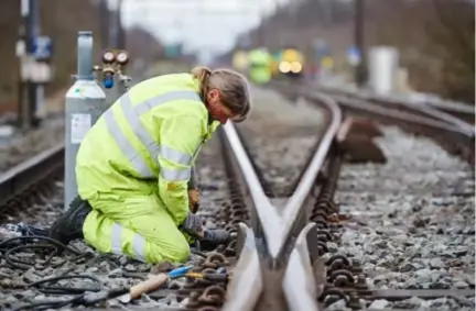  ?? FOTO COPYRIGHT INFRABEL/BENJAMIN BROLET ?? Infrabel wordt geconfront­eerd met een uitstroom van een derde van het personeel.