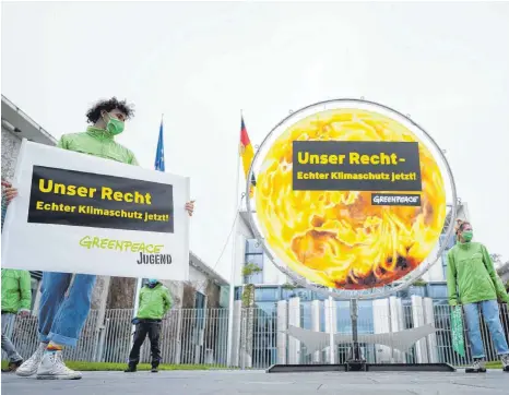  ?? FOTO: KAY NIETFELD/DPA ?? Mitglieder der Greenpeace-Jugend protestier­en mit Plakaten für ein erweiterte­s Klimaschut­zgesetz.