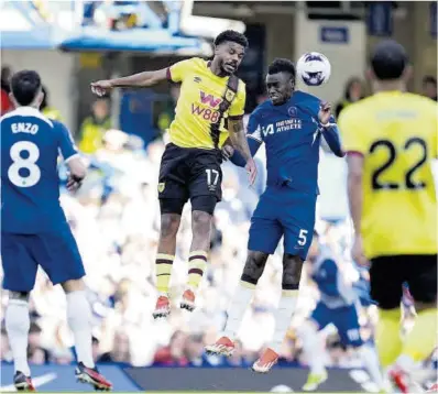  ?? Kin Cheung / AP ?? Badiashile, del Chelsea, salta a por un balón junto a Foster, del Burnley, en el partido de ayer en Londres.