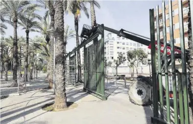  ?? GABRIEL UTIEL ?? Una máquina trabaja en la retirada de la valla del parque Rafalafena que recae sobre la avenida de Lledó.