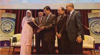  ??  ?? DR Khalid (kanan) bersama Dr Hilmi (tiga dari kanan) merasmikan Wacana Media Eksekutif Indeks Syariah Malaysia 2018 di Hospital Sungai Buloh, semalam.