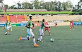  ?? PRENSA SANTOS ?? Santos y Carmelita se enfrentaro­n este domingo en el Estadio Ebal Rodríguez, de Guápiles. Los locales ganaron 2-1.