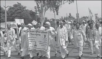  ?? HT PHOTO ?? Farmers during a protest march against the government’s stubble burning order at Ladwa in Kurukshetr­a district on Monday.