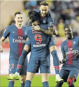  ??  ?? Neymar felicita a Cavani tras uno de sus tres goles en el Louis II