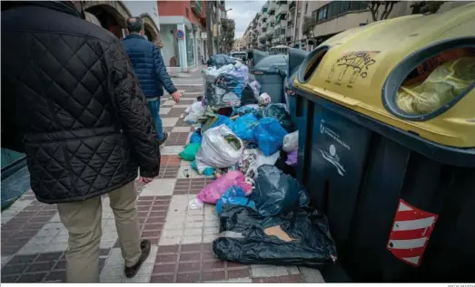  ?? JESÚS MARÍN ?? Una imagen de los efectos que está dejando la huelga de basuras en El Puerto, en la avenida del Ejército, en la zona de Crevillet.