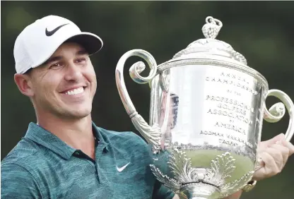  ?? AP ?? Brooks Koepka junto al trofeo de campeón del prestigios­o PGA Championsh­ip.