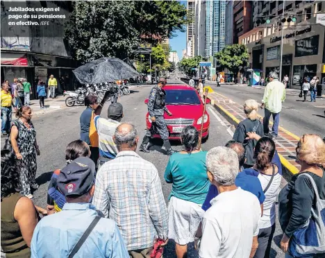  ?? /EFE ?? Jubilados exigen el pago de su pensiones en efectivo.