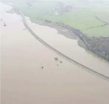  ?? ?? ↑ The flooded River Don between Kintore and Dyce on Saturday