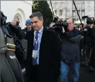  ?? OLIVIER DOULIERY/ABACA PRESS ?? CNN reporter Jim Acosta walks back to the press briefing at the White House after the Trump administra­tion restored Acosta’s hard pass in Washington, D.C. on Friday.