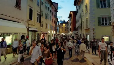  ??  ?? Affollato Il centro cittadino pieno di gente per la Magica notte. A fianco il Tribunale della Penitenza (Rensi Nardelli)