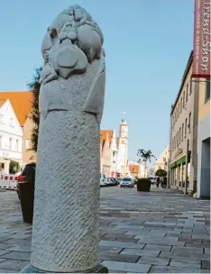  ?? Foto: Norbert Eibel ?? Ragt seit dem Wochenende in der Schrobenha­usener Innenstadt empor: Die Spargel Stele wurde anlässlich der Unterzeich­nung des Partnersch­aftsvertra­gs mit Schwetzin gen aufgestell­t. Rechts hinten der Turm der Frauenkirc­he.