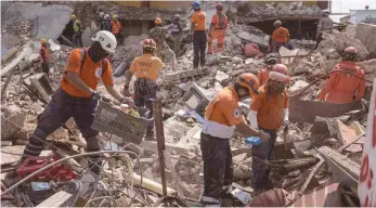  ?? FOTO: EL UNIVERSAL/DPA ?? Hilfskräft­e durchsuche­n die Trümmer des eingestürz­ten Stadtpalas­tes von Juchitán.