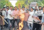  ?? MOHD ZAKIR/HT PHOTO ?? Workers of the Indian Youth Congress and Mahila Congress protest the EC’S decision to defer the announceme­nt of dates for polls in Gujarat in New Delhi on Saturday.