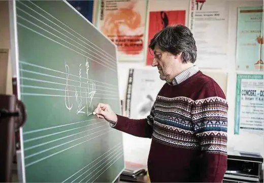  ??  ?? Claude Lenners quittera son poste d'enseignant au Conservato­ire de Luxembourg dans un avenir plus ou moins proche pour ensuite se consacrer entièremen­t à son travail de compositeu­r: «Je n'en suis qu'au début.» (PHOTO: PIERRE MATGÉ)