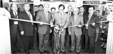  ??  ?? Abang Johari cutting the ribbon to symbolical­ly launch the opening of IEW’s exhibition, witnessed by (from left) Gerawat, Morshidi, SEB chief executive officer Sharbini Suhaili, Awang Tengah, Dr Sim, Fadillah, Masing, Abu Bakar and Dr Rundi.