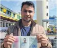  ?? FOTO: KAULFERSCH ?? „Ungültig“: Dieser Stempel findet sich an mehreren Stellen im Ausweis des Asylbewerb­ers Khoshal Jan aus Afghanista­n.