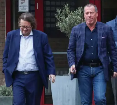  ?? FOTO BAUWERAERT­S DIDIER ?? Nadat hij het personeel toesprak, verliet Marc Coucke samen met Luc Devroe het stadion.