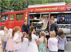  ?? FOTO: CARITAS ?? Eine ganz besondere Überraschu­ng gab es für die Kinder in der Mühlenbach­schule in Baal mit dem Besuch der Feuerwehr am Abschlusst­ag.