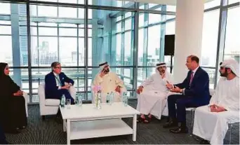  ?? WAM ?? Shaikh Mohammad meets Grauer at Bloomberg’s DIFC headquarte­rs. Shaikh Hamdan Bin Mohammad Bin Rashid Al Maktoum, Dubai Crown Prince; Shaikh Maktoum Bin Mohammad Bin Rashid Al Maktoum, Deputy Ruler of Dubai; and Mona Ganem Al Marri, Director-General of...