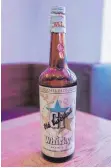  ?? FOTOS: GERD MÄGERLE ?? „GI-Whisky Old Surehand“aus Biberach: Viel mehr als das, was auf dem Etikett steht, hat Museumslei­ter Frank Brunecker über die Flasche noch nicht herausgefu­nden.