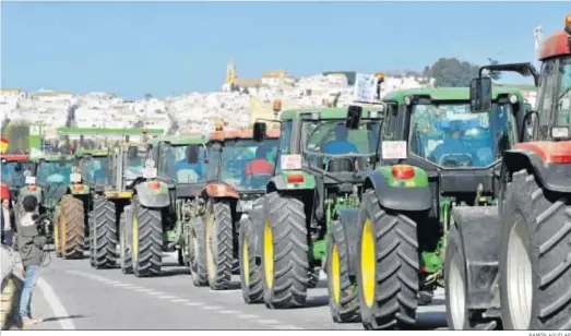  ?? RAMÓN AGUILAR ?? Tractorada de agricultor­es y ganaderos de la provincia junto a Villamartí­n en las últimas movilizaci­ones del sector, justo antes de la pandemia.