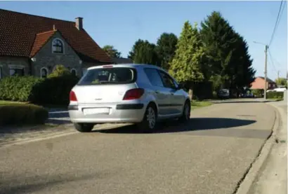  ?? FOTO LW ?? Hoewel de Lanciersst­raat enkel toegankeli­jk is voor plaatselij­k verkeer, rijden er volgens de bewoners veel chauffeurs aan hoge snelheid door.