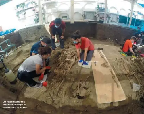  ?? F.M.C.G. ?? Los responsabl­es de la exhumación trabajan en el cementerio de Jimena.