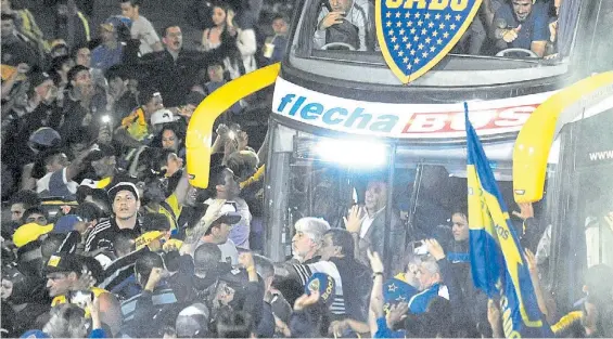  ?? GUILLERMO RODRIGUE ADAMI ?? Rafael Di Zeo conducción. El líder actual de La Doce escolta al micro de Boca que va rumbo a Ezeiza. Al final, no viaja.