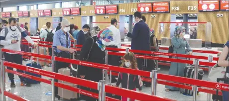  ??  ?? Passengers wait in the check-in line at İstanbul Airport on Thursday