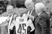  ?? SUSAN WALSH/ASSOCIATED PRESS ?? President Donald Trump is given a Patriots jersey by owner Robert Kraft and coach Bill Belichick, left.