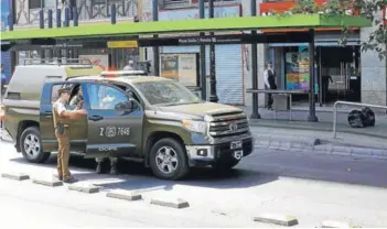  ??  ?? El Gope llegó ayer a Plaza Italia, producto de un paquete sospechoso.