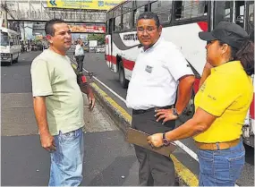  ??  ?? Sanción. PNC y VMT retuvieron unidad en la que iba conductor con licencia suspendida (izquierda) por alta deuda .