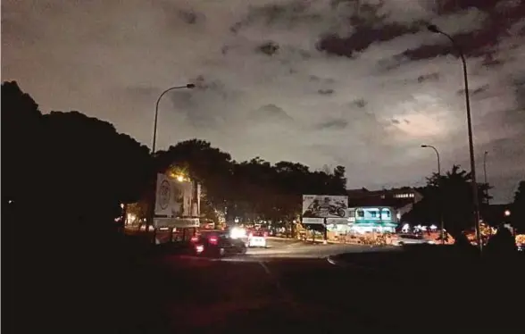  ??  ?? Keadaan sepanjang kira-kira 300 meter Jalan Mawar, Ampang berdekatan Taman Muda yang gelap berikutan lampu jalan rosak.