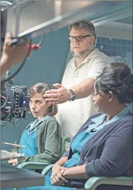  ?? [TWENTIETH CENTURY FOX] ?? From left, actress Sally Hawkins, writer-director Guillermo del Toro and actress Octavia Spencer on the set of “The Shape of Water”