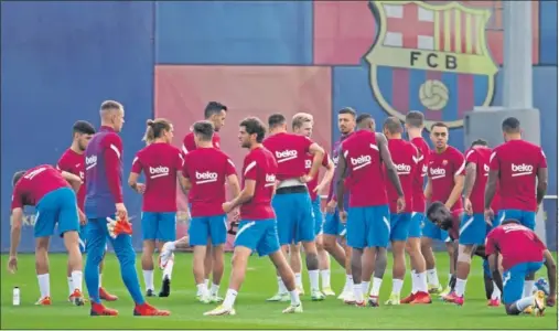  ??  ?? Un momento del último entrenamie­nto del Barcelona antes de recibir hoy al Getafe.