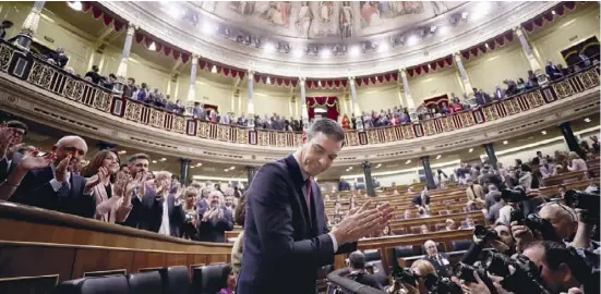  ?? Foto: dpa ?? Pedro Sánchez ist mit einer knappen Mehrheit von 167 zu 165 Stimmen bei 18 Enthaltung­en zum Regierungs­chef gewählt worden.