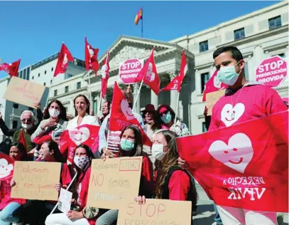  ?? JESÚS G. FERIA ?? Concentrac­ión de asociacion­es ProVida a las puertas del Congreso en contra de la ley del aborto